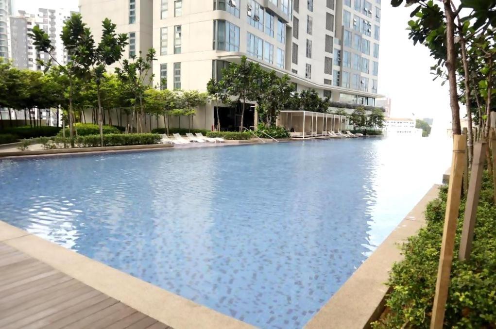 Pangsapuri Pool World At Robertson *