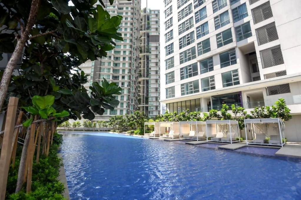 Pangsapuri Pool World At Robertson *